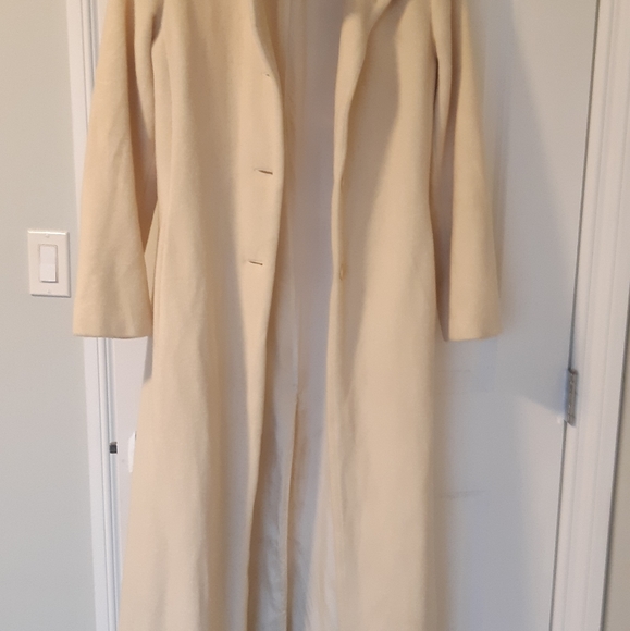 Beautuful White long coat - Picture 5 of 10